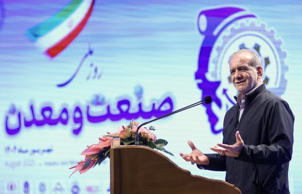 تجلیل از واحد نمونه ملی آذربایجان غربی در روز صنعت و معدن